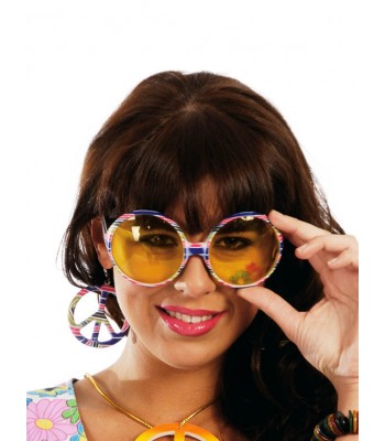 Gafas hippie con pendientes.