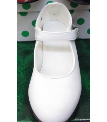 Zapato andaluza en blanco.