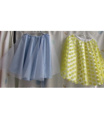 Falda grease varios colores con pañuelo al cuello.